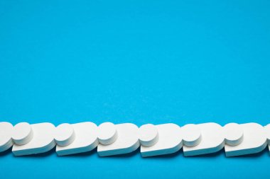 Domino etkisi, fay zincirindeki insan figürleri. Metin için alan kopyalama.