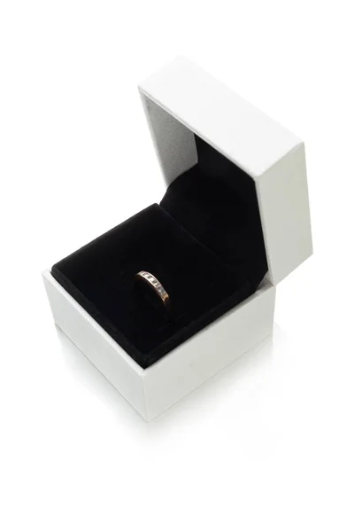 Pierścień Biżuteria w pudełku, akcesoria izolowane na białym tle. — Zdjęcie stockowe