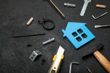 Mutlu ev inşaatı, onarım atölyesi. Çalışma tezgahı, aletli.