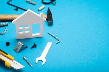 Mutlu ev inşaatı, onarım atölyesi. Çalışma tezgahı, alet li. Metin için alan kopyalama.