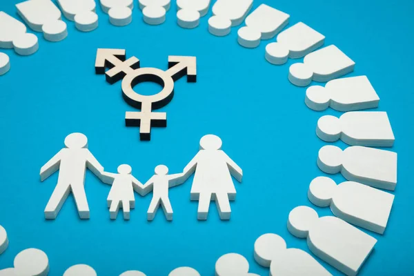 Konsep keluarga orang homoseksual. Pasangan transgender adopsi . — Stok Foto