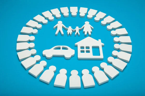 Rik familj med pengar, hus och bil. — Stockfoto
