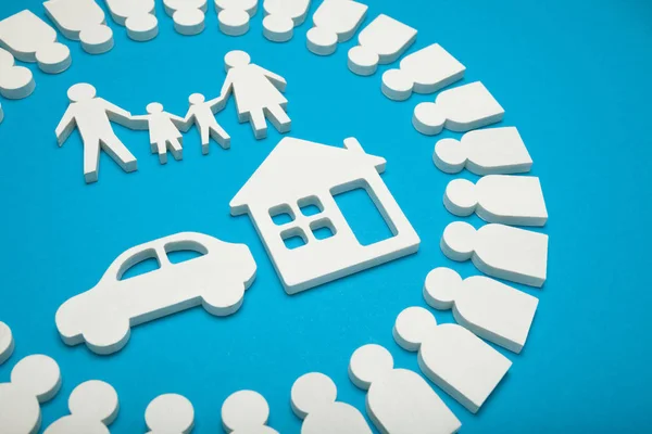Rik familj med hus och bil. — Stockfoto