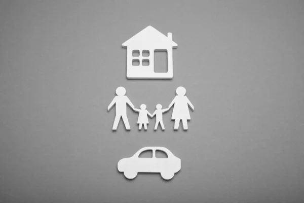 Pojem rodinné postavy s autem a domem. Bytový úřad, nákup domů. — Stock fotografie