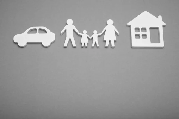 Šťastný rodinný byt a koncept auta. Pojištění a Ochrana života. Kopírovat prostor pro text. — Stock fotografie