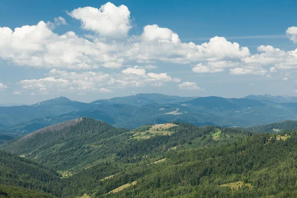 Piękny górski krajobraz, zielone wzgórza. Karpacki, Ukraina, — Zdjęcie stockowe