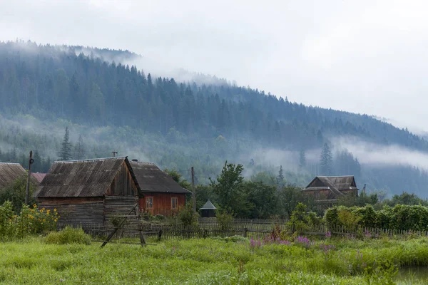 Ukraina górskich wsi tle krajobrazu, krajobrazu przyrody — Zdjęcie stockowe