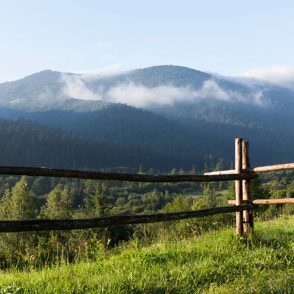 Góry we mgle, Zielona letnia Dolina. — Zdjęcie stockowe