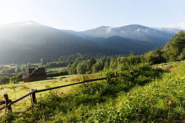Ukrayna Carpathians güzel dağ köyü manzara, doğa — Stok fotoğraf