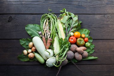 Taze çiftlik sebzeleri, çiğ organik tarım.