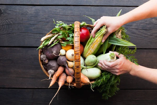 Surtido de verduras frescas crudas sobre un fondo de madera . — Foto de Stock