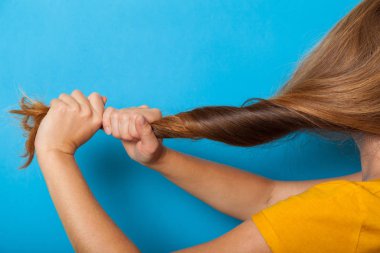 Doğal saç konsepti, hasar sorunu. Uzun saçları ayır..