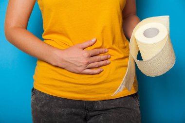 İshal, hemoroid, idrar tutamama konsepti. Hijyen tuvalet kağıdı..