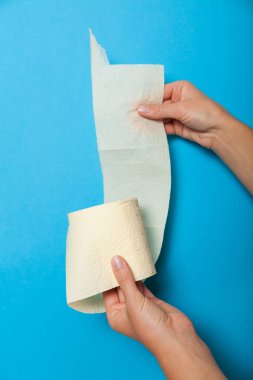 Tuvalette kadın ishali, beyaz tuvalet kağıdı..