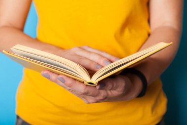 Öğrenci el ele kitabı tutuyor ve metni okuyor. Kişisel eğitim.