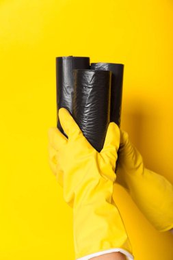 Plastik çöp torbası, siyah rulo, çöp işleri. Tek kullanımlık polyester.