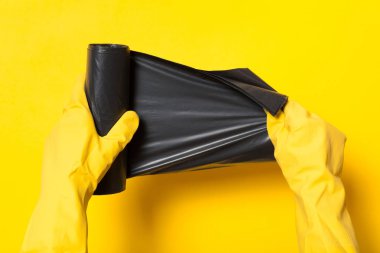 Plastik çöp torbası. Siyah çöp konteynırı rulosu, çöp kutusu.