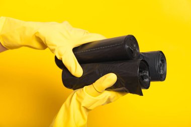 Yeni plastik çöp torbası, siyah çöp konteynırı.