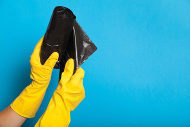 İzole edilmiş çöp torbası, plastik çöp kovası..