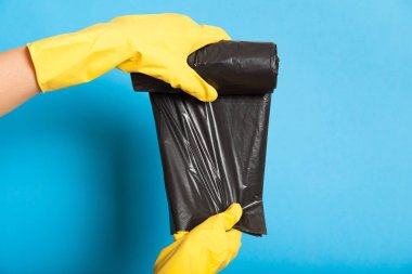 Plastik çöp torbası, siyah rulo, çöp işleri. Tek kullanımlık polyester.