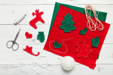 Kendi elleriyle Noel oyuncakları yapıyorlar..