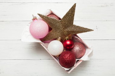 Noel ağacı süslemesi için Noel oyuncaklarıyla dolu bir kutu.