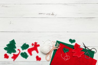 Ahşap bir arka planda kendi başına Noel süslemeleri yap.