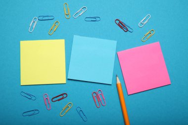 Sarı mavi ve pembe kağıt, parça boş. Boş çarşaf.