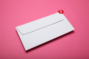 Posta mektubunda kırmızı daire, iletişim konsepti. Adres koronları