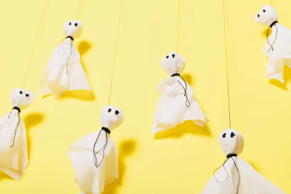 Kâğıt hayaletler, korkunç cadılar bayramı çocukları konsepti..