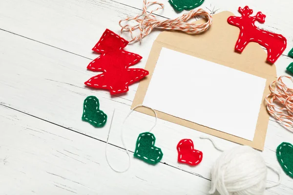 Рождественское письмо для Санта-Клауса на праздничном столе . — стоковое фото