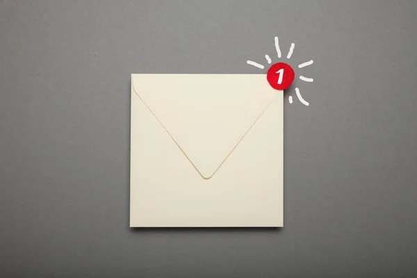 Kommunikation korrespondens e-post, röd cirkel i hörnet. Exklam — Stockfoto