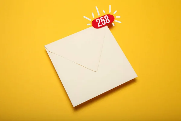 Красный круг на почтовом письме, концепция общения. Address corres — стоковое фото