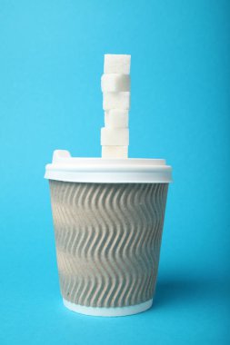 Tatlı kahve, bardaklar. Şekerli içecek hazır..