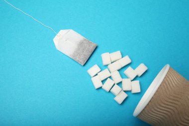 Katkı sağlayan tatlı çay, tatlı şeker küpü.