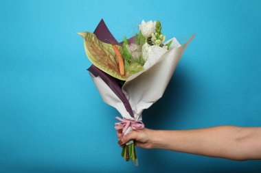 Bahar çiçekleri bukette. Güzel çiçek tasarımı.