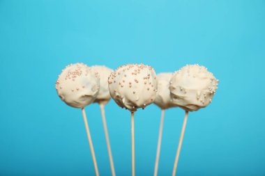 Doğum günü yemeği, kek patlağı. Çubukta beyaz çikolata tatlısı.