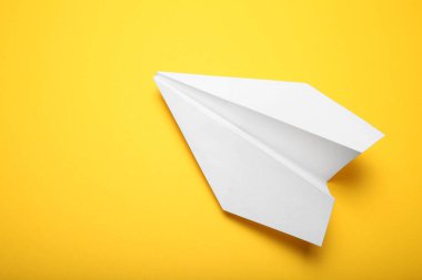 Beyaz kağıt origami uçak kavramı.