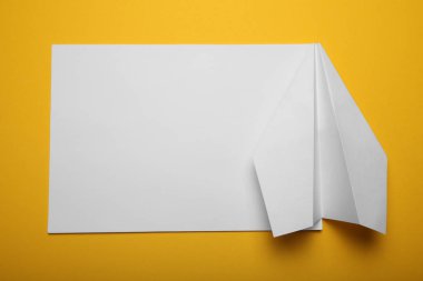 Beyaz kağıt origami uçak konsepti. Metin için alanı kopyala.