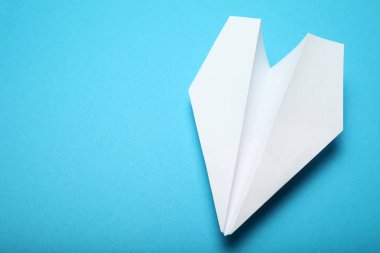 Beyaz kağıt origami uçak konsepti. Metin için alanı kopyala.