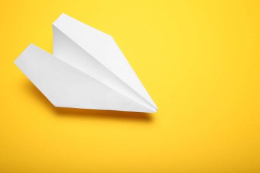 El yapımı origami uçağı. Havacılık arka planı.