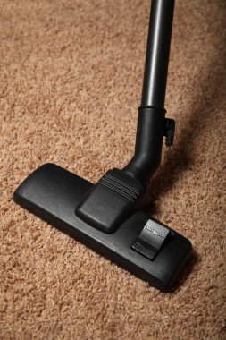 Ev temizliği, halının üzerindeki elektrikli süpürge..