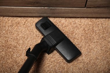 Evde elektrikli süpürge var. Temiz halı.