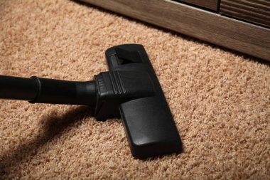 Odada toz, yerde elektrik süpürgesi..