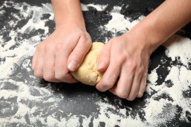 Hamur yoğurma fırın, un içinde aşçı elleri ekmek, pizza ya da baba yapmak