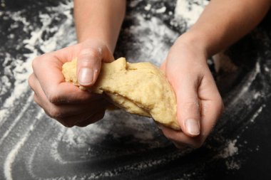 Makarna için hamur yapmak, yoğurmak. Şefin elleri.