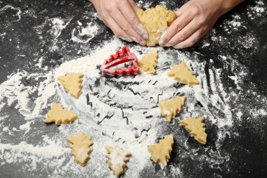 Yılbaşı kesme formlarıyla ev yapımı fırın arka planı.