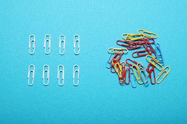 İş düzensizliği ve kaos. Düzene göre sınıflandırın. Organizasyon