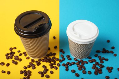 Kağıt bardakta kahve içmek için büyük ve küçük sıcak..