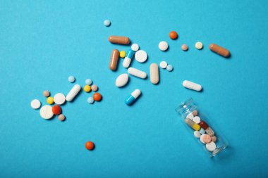 Reçeteli eczane ilaçları. Aşırı dozda antibiyotik. İlaç sırtı